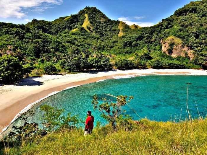 Pantai terpencil di Nusa Tenggara Timur dengan keindahan alam