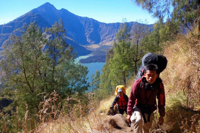 Rute pendakian bukit terpencil di Indonesia yang mudah