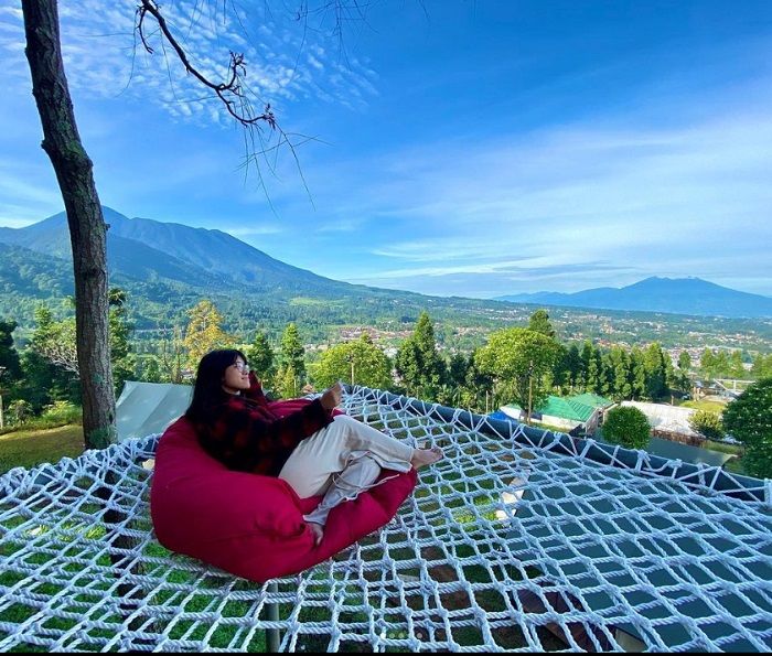 Menikmati sunset terbaik dari puncak bukit di daerah puncak