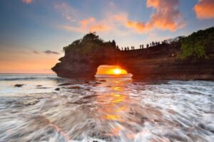 Perbandingan Keindahan Bukit Bali dan Lombok