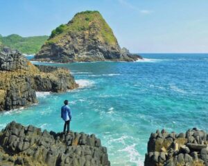 Menjelajahi Pantai Tersembunyi di Lombok dengan Pemandangan Menakjubkan