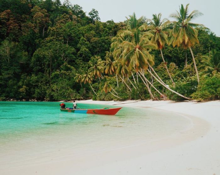 Pantai terindah di Papua dengan pemandangan eksotis