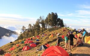 Persiapan Mendaki Bukit Terpencil di Indonesia Sendiri