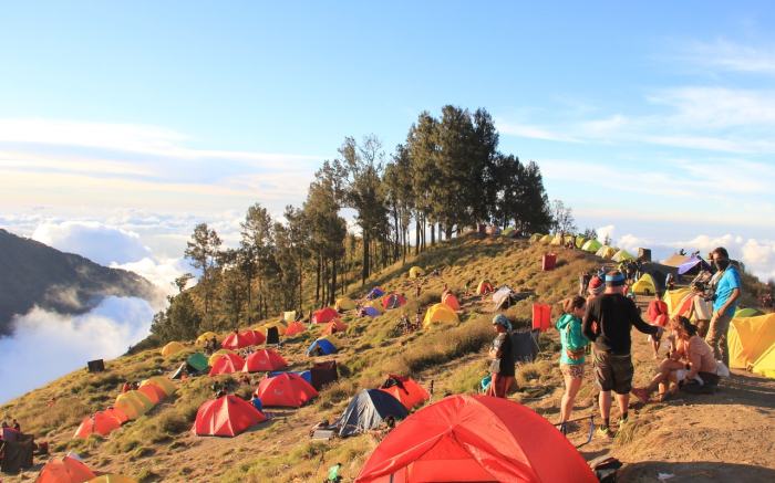 Persiapan mendaki bukit terpencil di Indonesia sendiri