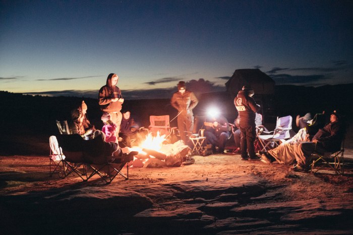 Cara menghangatkan tubuh saat camping di gunung