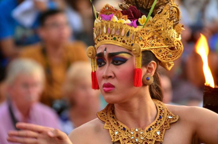 Mengenal budaya lokal melalui seni pertunjukan tradisional Indonesia