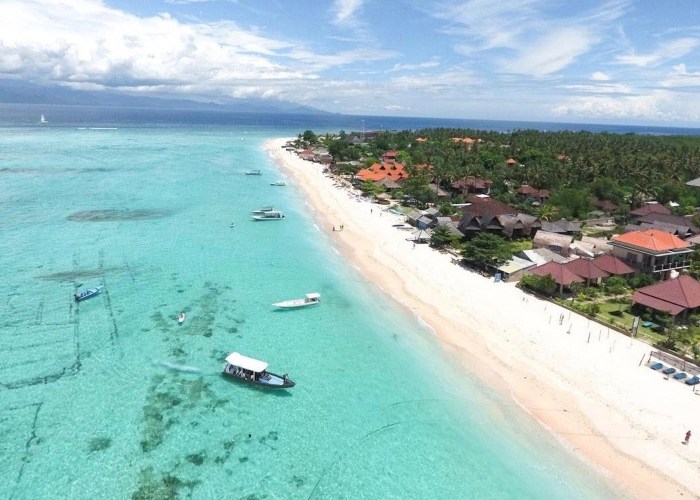 Pantai dengan pasir putih dan air laut jernih di Bali