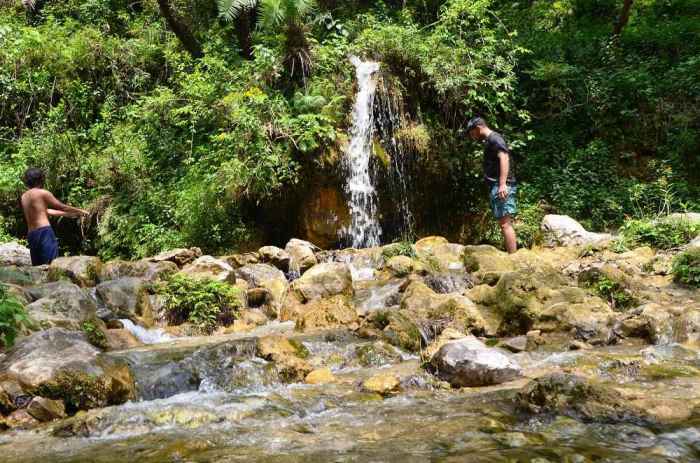 Rute menuju air terjun tersembunyi yang sulit dijangkau