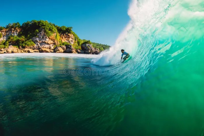 Pantai dengan ombak besar di Indonesia untuk surfing profesional