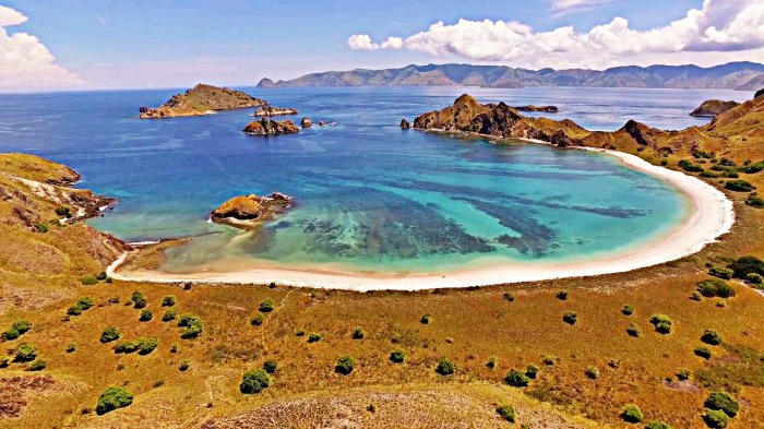 Pantai terpencil di Nusa Tenggara Timur dengan keindahan alam