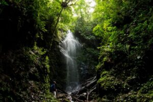 Menjelajahi Air Terjun Tersembunyi di Sumatera dengan Motor