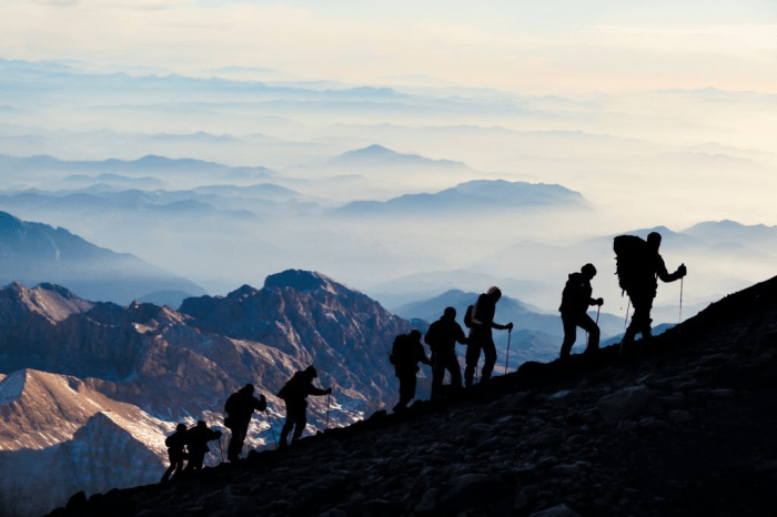 Gunung yang tidak terlalu ramai untuk pendaki pemula