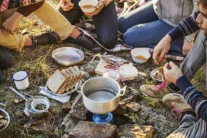 Tips Memasak Makanan di Gunung Saat Camping