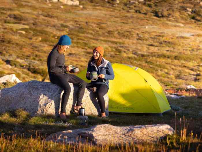 Persiapan camping di gunung untuk keluarga