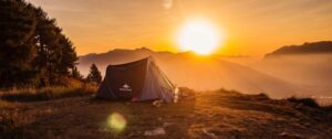 Tips Menikmati Keindahan Alam Saat Camping di Gunung