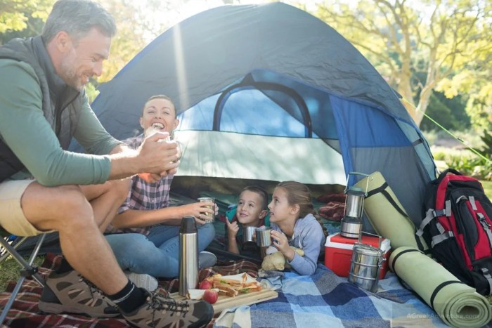 Persiapan camping di gunung untuk keluarga