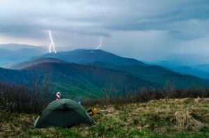 Tips Camping di Gunung Saat Musim Hujan Suasana Baru, Tantangan Seru