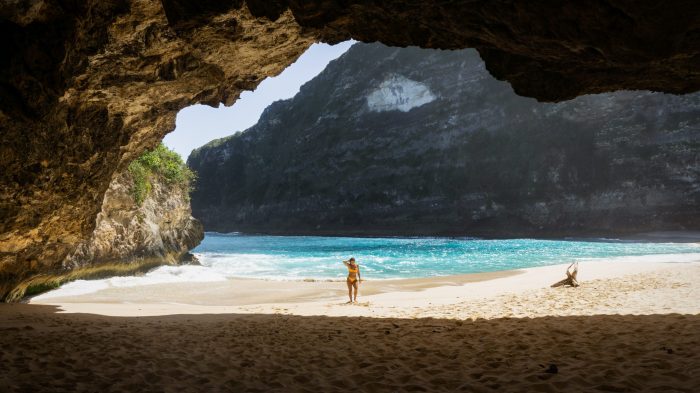 Pantai dengan pasir putih dan air laut jernih di Bali