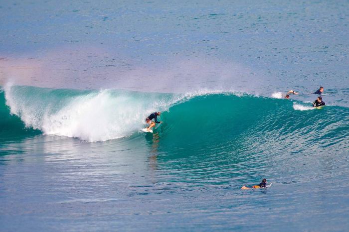 Pantai dengan ombak besar di Indonesia untuk surfing profesional