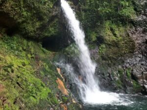 Keindahan Air Terjun Tersembunyi di Daerah Pegunungan Pesona Alam yang Menakjubkan