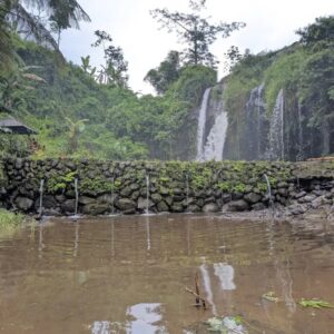 Menemukan Air Terjun Tersembunyi di Nusa Tenggara yang Terpencil