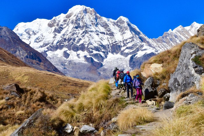 Paket wisata petualangan mendaki bukit dan menikmati alam