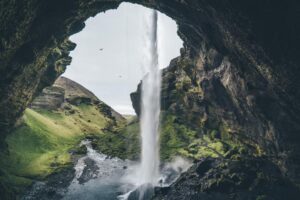 Menjelajahi Air Terjun Tersembunyi di Hutan Belantara