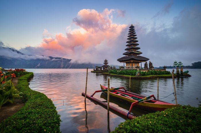 Wisata budaya yang memadukan alam dan sejarah di Indonesia