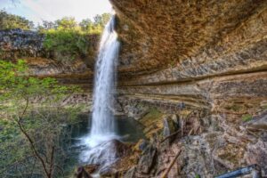 Petualangan Menuju Air Terjun Tersembunyi yang Memikat