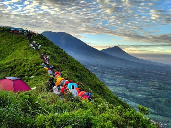 Menikmati sunset terbaik dari puncak bukit di daerah puncak