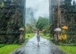 Tips Liburan Hemat di Musim Hujan Indonesia