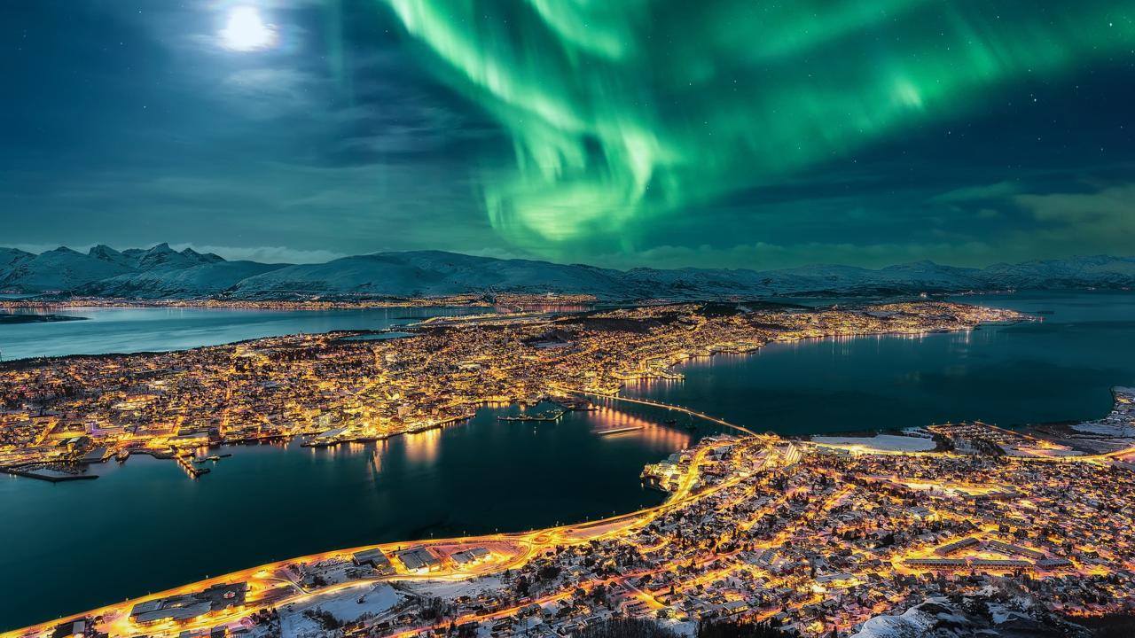 Paket wisata melihat aurora di Tromso termasuk pemandu lokal