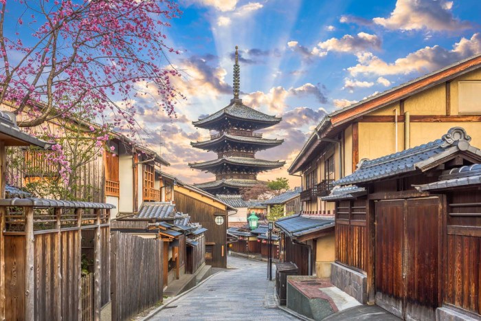 Area di Kyoto yang cocok untuk wisata budaya dan sejarah dengan akses mudah