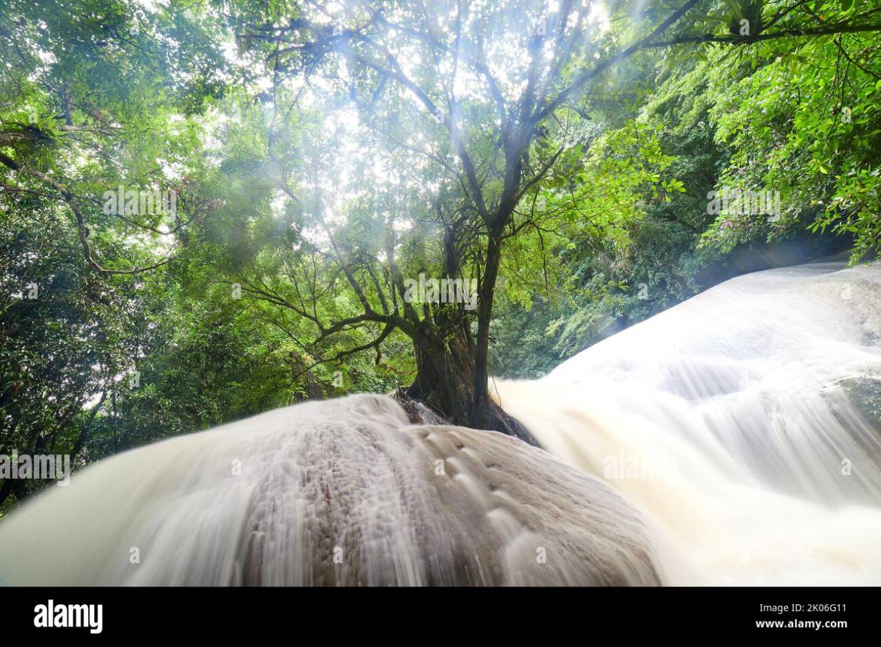 Menikmati keindahan air terjun saat musim hujan