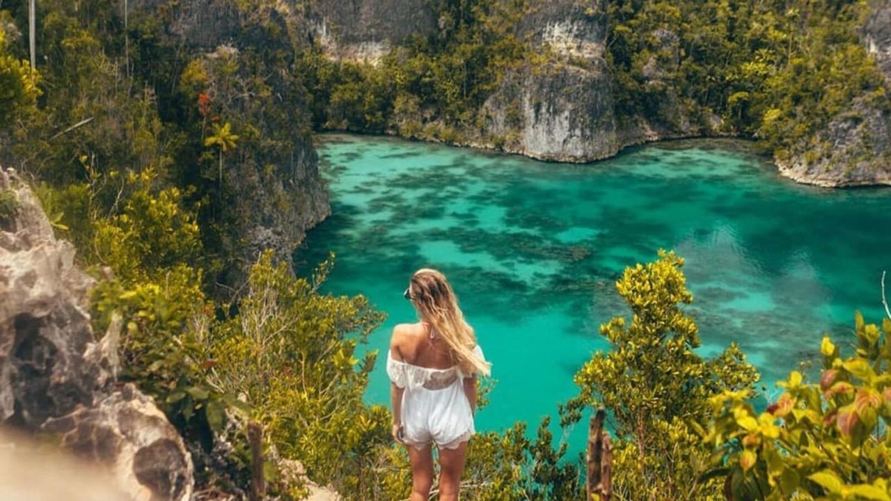 Harga paket snorkeling di Raja Ampat vs Bunaken