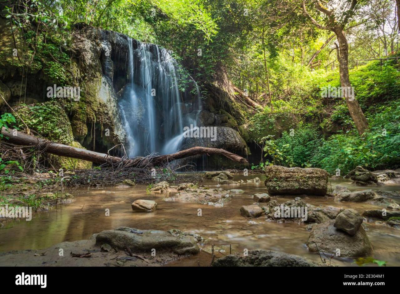 Menikmati keindahan air terjun saat musim hujan