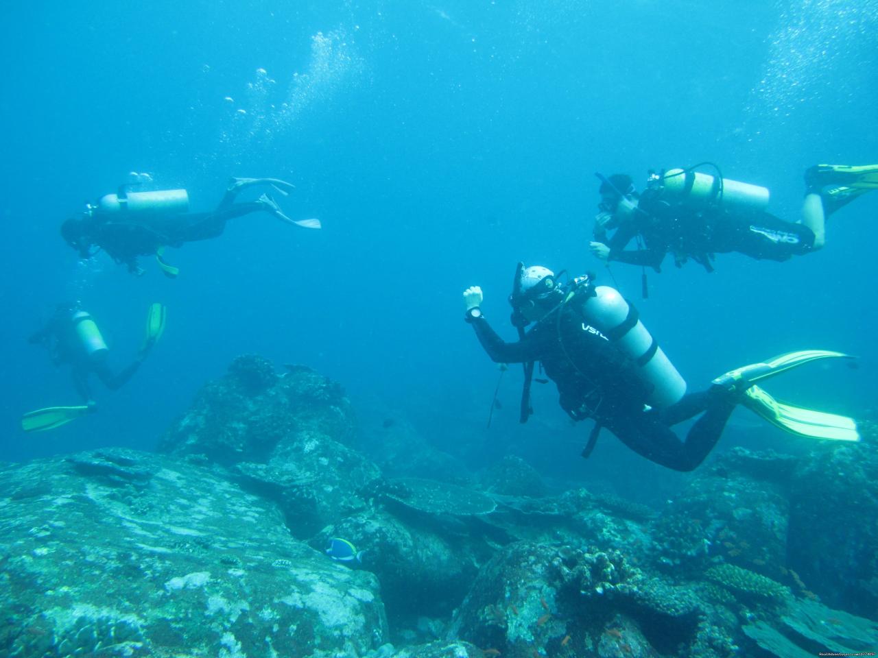Paket wisata snorkeling di Pulau Weh termasuk penginapan