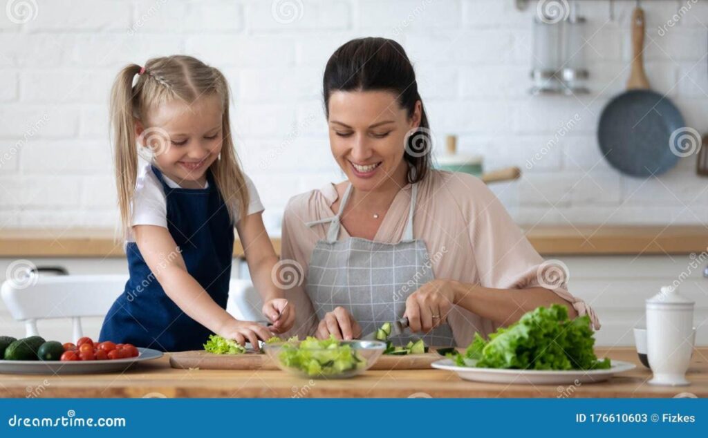 Cerita liburan sekolah di rumah membantu ibu memasak